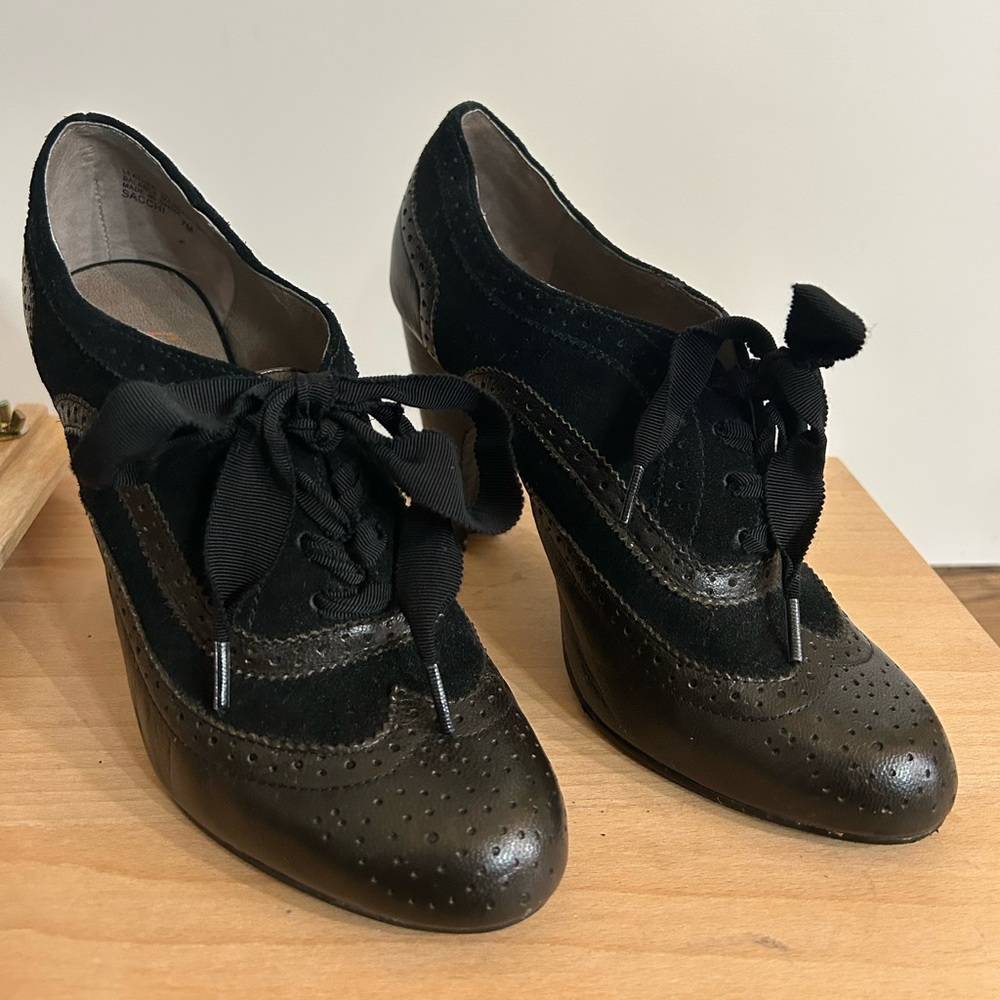 Levity black heel, tie up oxfords, size 7, good condition